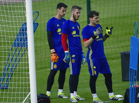 Ba thủ thành của đội Tây Ban Nha (từ trái qua): Sergio Rico, David De Gea và Iker Casillas trong buổi tập chuẩn bị trận gặp CH Czech.